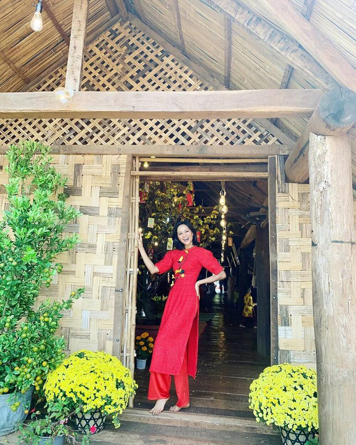 Căn nhà ở Đắk Lắk của nàng hậu cũng được điểm tô bằng những chậu cúc và mai vàng.