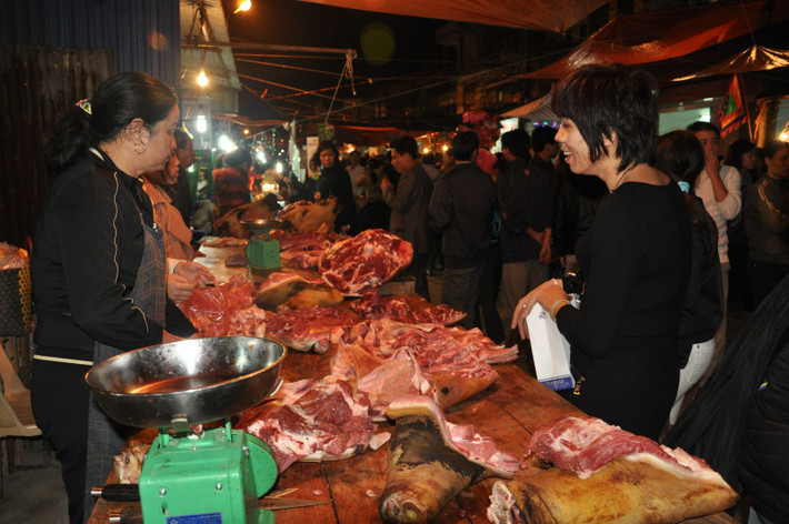 Ngoài ra, chợ Viềng cũng bán thịt trâu, bò. Thịt bò là lễ vật dâng mẫu Liễu Hạnh, nên mua thịt bò tại phiên chợ Viềng người mua cũng cảm thấy như xin được lộc Mẫu. Ảnh: Dân Việt