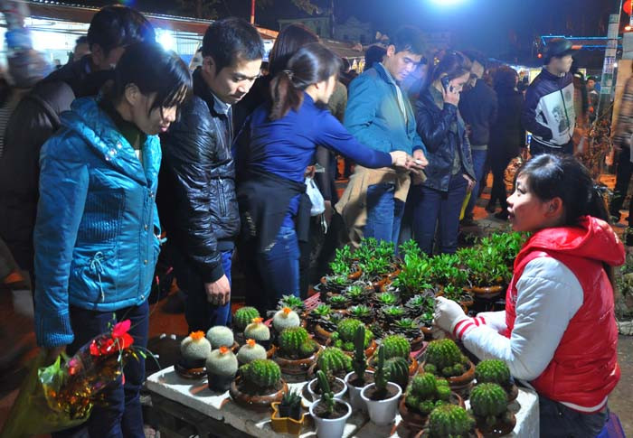 Chợ Viềng bán nhiều mặt hàng từ cây cảnh, cây giống, đến các đồ nông cụ, sản xuất nông nghiệp như thúng, mủng, quang gánh, liềm, cuốc xẻng... Nhiều người cho rằng, mua những vật dụng này tại phiên chợ họp duy nhất một lần trong năm sẽ giúp họ có một mùa màng bội thu, no đủ suốt một năm. Ảnh: Lao động.