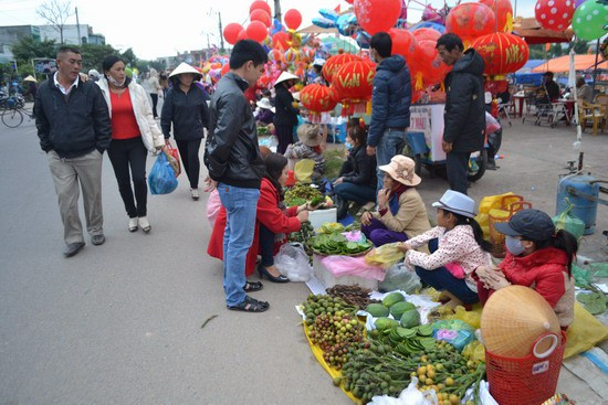 Tại phiên chợ Tết này, người dân các vùng phụ cận mang đến chợ những sản vật địa phương của mình như gánh rau, các loại trái cây, thực phẩm, nhưng nhiều nhất vẫn là cau trầu. Ảnh: Người lao động