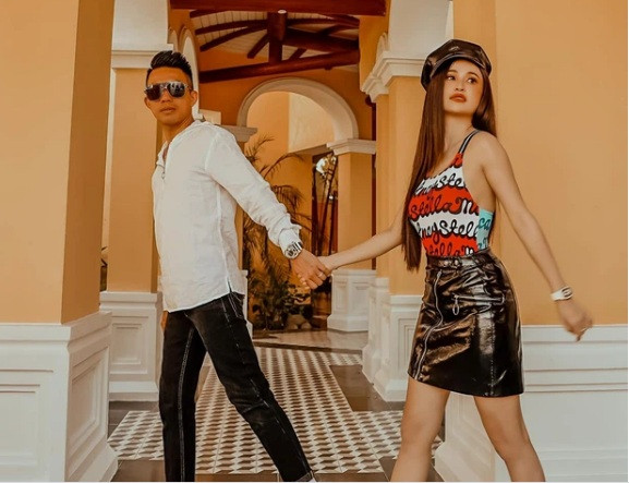 Giữa lúc ồn ào vì ly hôn vợ đầu, đại gia Minh Nhựa đăng ảnh mình và "vợ hai" Mina Phạm kèm caption khẳng định cả hai đang rất hạnh phúc.