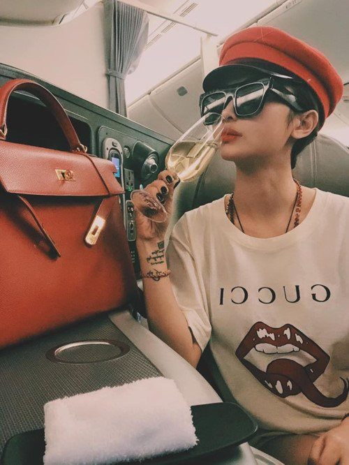 Chiếc túi Hermes Kelly có giá hơn 300 triệu đồng.
