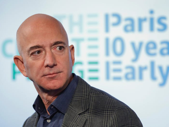Tháng 7/2017, ông Jeff Bezos lần đầu tiên vượt qua Bill Gates để trở thành người giàu nhất thế giới với tài sản hơn 90 tỷ USD. Năm 2018, ông chính thức được Forbes công nhận là tỷ phú giàu nhất thế giới và tiếp tục giữ vững danh hiệu này trên bảng xếp hạng năm 2019 và 2020.