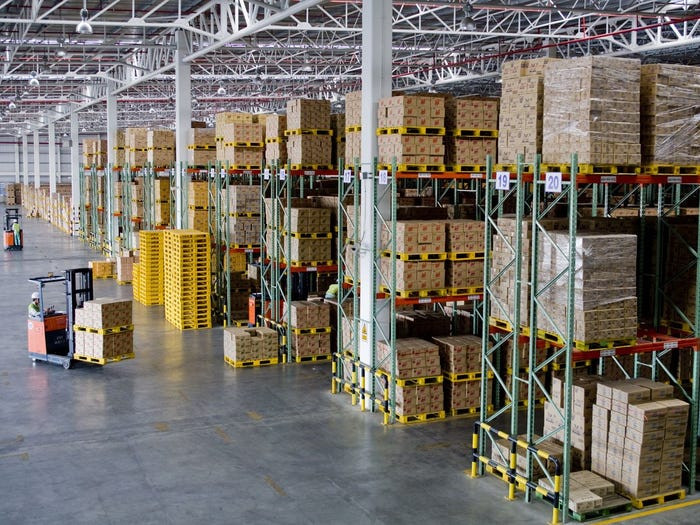 Hiện, Amazon không chỉ bán sách mà còn bán hầu hết những thứ bạn có thể tưởng tượng, từ thiết bị công nghệ, quần áo đến dịch vụ điện toán đám mây.