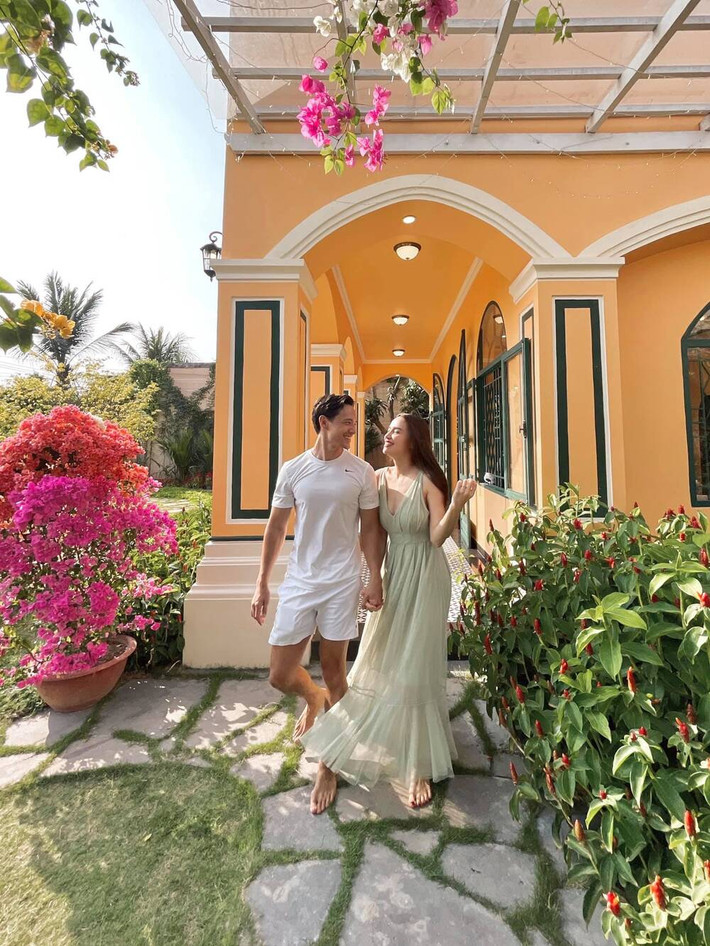 Anh Trần Thành Trung - quản lý của ca sĩ Hồ Ngọc Hà là một trong số ít quản lý gắn bó dài hơn nhất với nghệ sĩ trong showbiz Việt. Nhân dịp năm mới, anh đã mời cả gia đình Hồ Ngọc Hà tới thăm biệt phủ của mình rộng gần 14.000 m2.