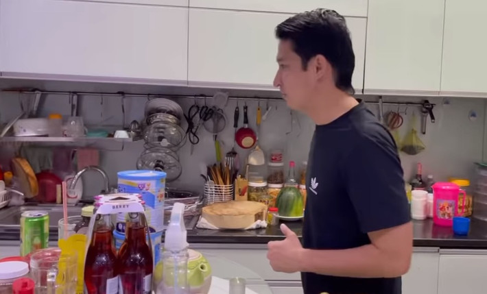 Đặc biệt, Huy Khánh tiết lộ phòng bếp nhà Mạc Văn Khoa rộng đến 50m2 với khu ăn uống riêng, quầy bar...