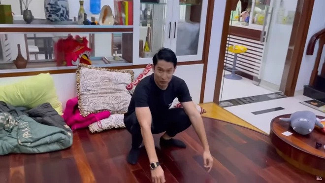 Căn nhà có đến 6 cửa, giữa phòng khách tầng một là một sàn gỗ cao chỉ để ngồi tụ tập.