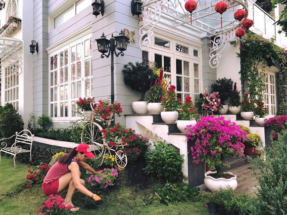 Dù bận rộn với công việc nhưng Thúy Hạnh vẫn dành thời gian chăm sóc khu vườn. Ảnh: Khám phá.