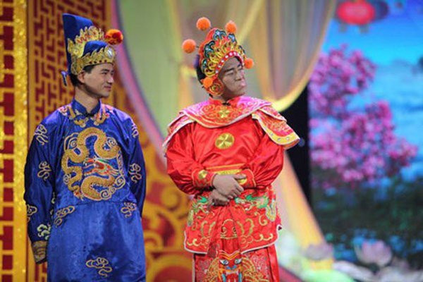 Không chỉ được yêu mến qua các ca khúc như "Hà Nội và tôi", "Mùa thu vàng", "Mong ước kỷ niệm xưa, nam ca sĩ Minh Quân còn nổi tiếng với vai Thiên Lôi trong một số mùa Táo Quân.