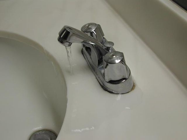 Với cách lắp vòi nước như vậy, không hiểu bồn rửa để làm gì?