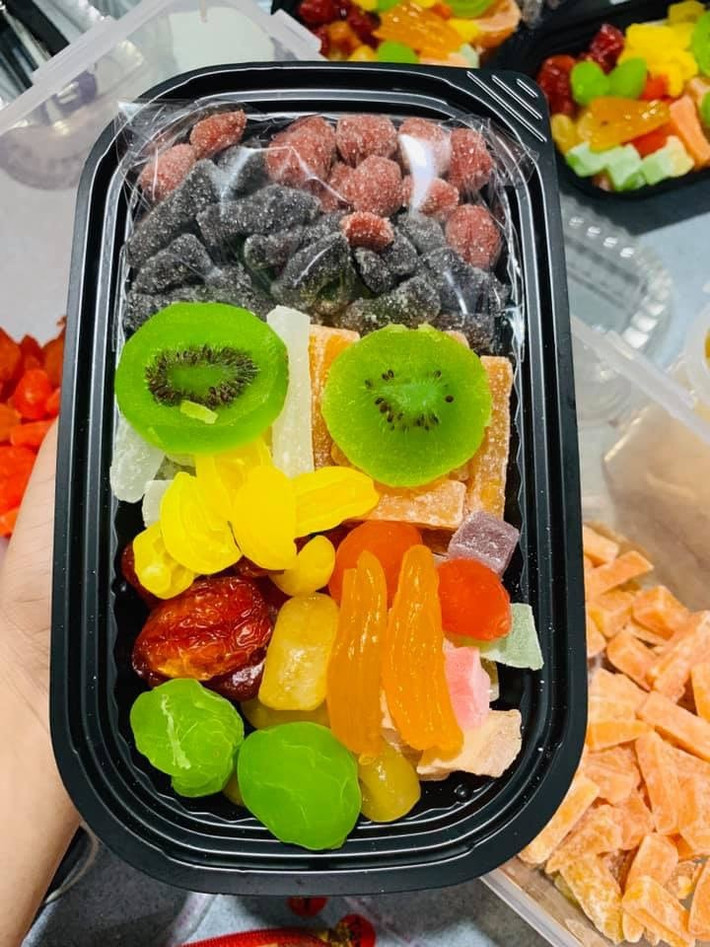Gần Tết Nguyên đán, thị trường trở nên sôi động với các loại mứt Tết trái cây đa dạng có giá bán chỉ 25.000 đồng/hộp 500g, loại cao cấp hơn sẽ có giá từ 35.000-60.000 đồng/kg.