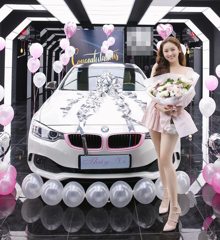 Cô nàng khẳng định, toàn bộ tiền mua xe đều do cô làm việc chăm chỉ và nói không với những món đồ thời trang xa xỉ.