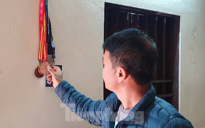 Trong nhà treo nhiều giải thưởng mà Văn Toản đạt được. Ảnh: Tiền phong.