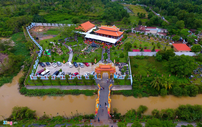 Khu nhờ Tổ được xây dựng suốt 2 năm liền với các phân khu lớn như nhà thờ chính, nhà thợ phụ, nhà nghỉ cho người thăm viếng ở lại qua đêm...Ảnh: Zing.