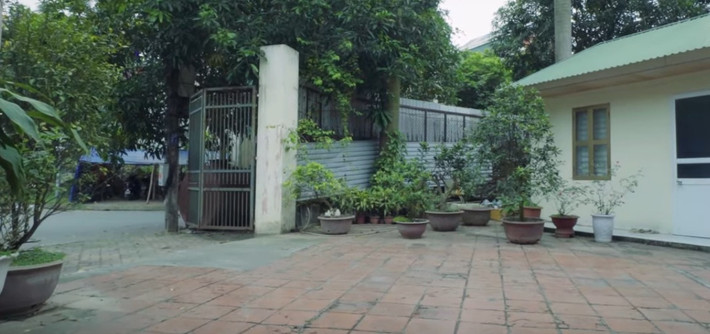 Giống như nhiều ngôi nhà khác ở quê, căn nhà của gia đình Hoàng Đức có khoảng sân rộng rãi, lát gạch đỏ. Ảnh: Vlog Minh Hải.