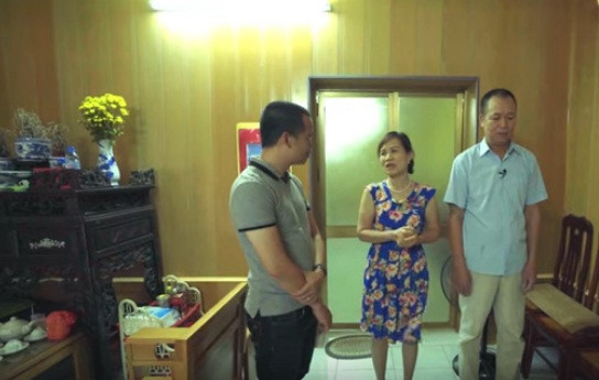 Tủ thờ trang trọng được bố trí giữa phòng. Ảnh: Vlog Minh Hải.