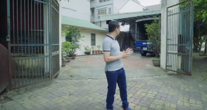 Lối vào rộng rãi, có cánh cổng bằng sắt đơn giản. Ảnh: Vlog Minh Hải.