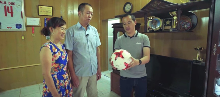 Đặc biệt, bên trong nhà có có tủ lớn trưng bày nhiều giải thưởng của Nguyễn Hoàng Đức. Ảnh: Vlog Minh Hải.