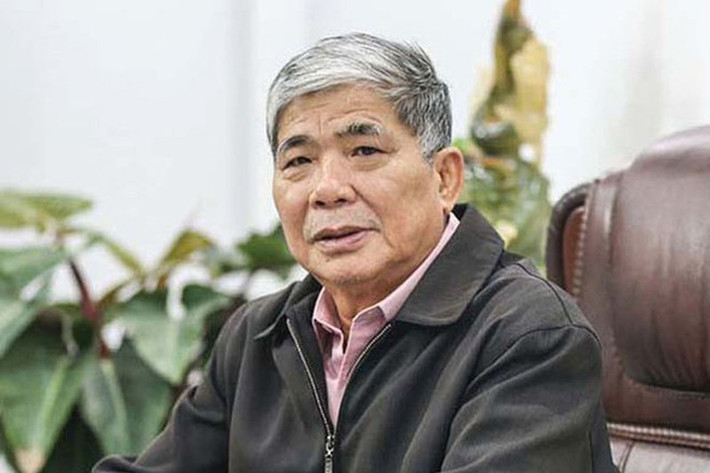 Ông Lê Thanh Thản – Chủ tịch HĐQT Tập đoàn Mường Thanh, nổi tiếng với thói quen hút thuốc lào.