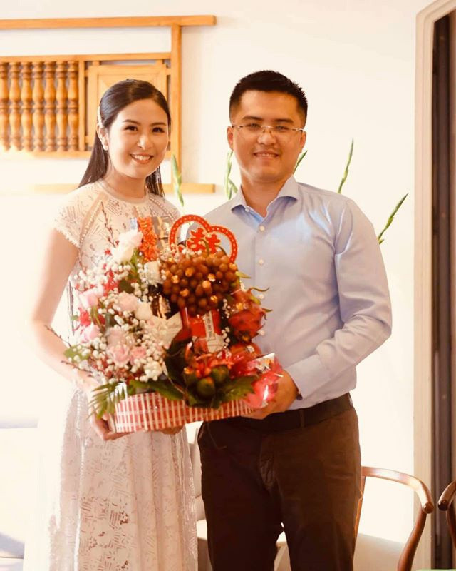Mới đây, trên mạng xã hội lan truyền bức ảnh Hoa hậu Ngọc Hân và bạn trai trong lễ dạm ngõ. Tuy nhiên, người đẹp từ chối trả lời về đám cưới. Ảnh: Zing.