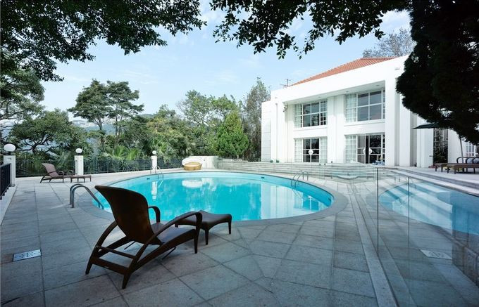 Biệt thự xây trên mảnh đất rộng khoảng 1.500 m2, bao gồm 4 phòng ngủ, một hồ bơi, một chỗ đỗ xe cho 2 ôtô.