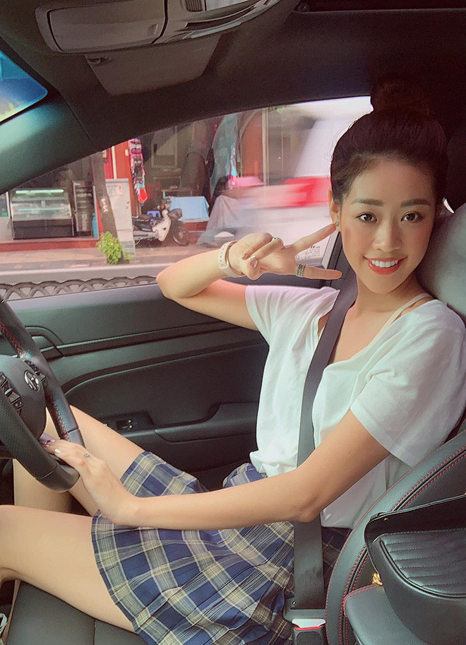 Khánh Vân còn sở hữu xế hộp riêng. Ảnh: Helino.