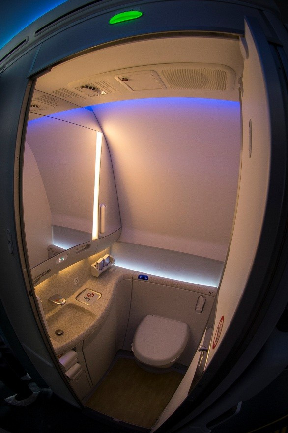 Nhà vệ sinh trên máy bay Boeing 787-9.