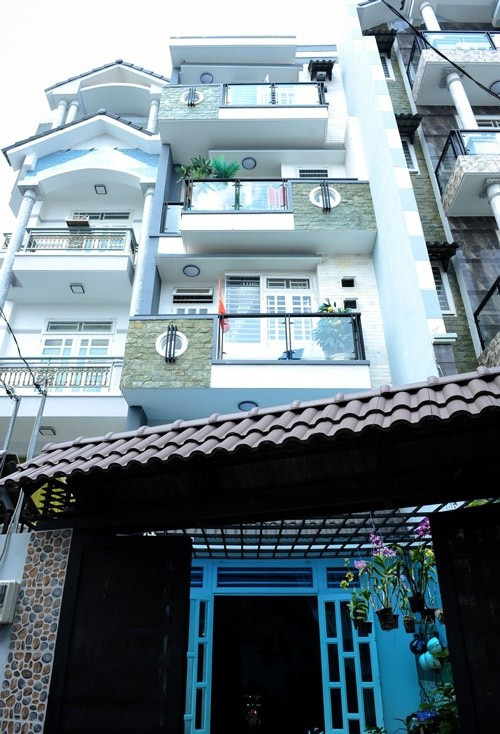 Giọng ca "Không cảm xúc" từng khiến nhiều người choáng váng khi khoe căn nhà 4 tầng ở quận Gò Vấp, TP HCM.