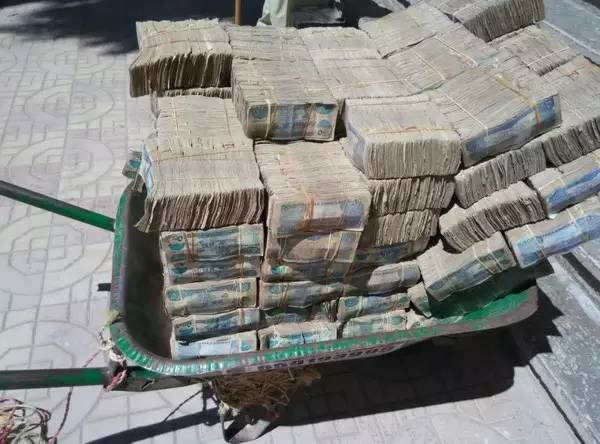 Tiền chất trên xe tải, trên xe đẩy cút kít, vứt thành đống trên những tấm bạt... để rao bán như một món hàng. Nguồn ảnh: Globalgaz.