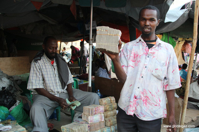 Đồng tiền của Somaliland là đồng Shilling. Tuy nhiên, đồng tiền này vốn chưa được thế giới công nhận, nên hoàn toàn chẳng có giá trị trên thị trường quốc tế.