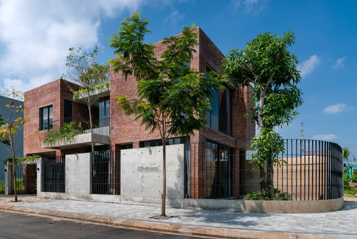 Được đặt tên theo những đứa trẻ sẽ lớn lên trong ngôi nhà này (Chi và Vi), Chivihouse (Đà Nẵng) xuất hiện ấn tượng trên Tạp chí kiến trúc Archdaily nhờ việc sử dụng vật liệu chính là gạch trần thô mộc.