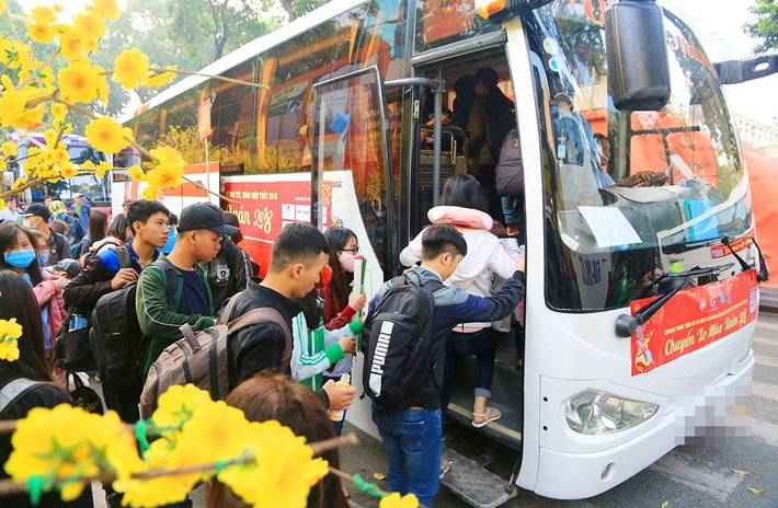Lãnh đạo công ty này giải thích vì đa số công nhân đều đến từ các tỉnh xa, mua vé ô tô dịp Tết khó khăn. Ảnh minh họa: Yan.