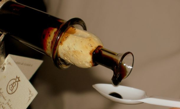 Dấm Balsamico cũng là một loại gia vị đặc biệt quý hiếm khi phải mất 10-25 mới sản xuất được 1 mẻ. Giá của nó là 170 USD/lọ 150ml (khoảng 4 triệu đồng).