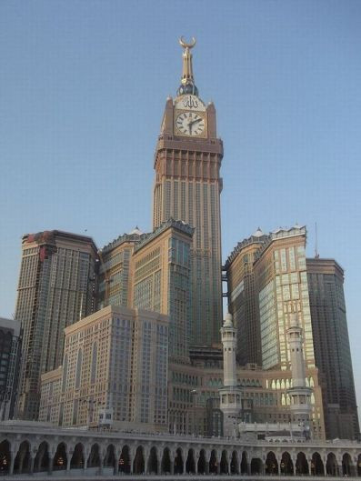 Tháp Abraj Al-Bait hay còn gọi là Tháp đồng hồ khách sạn hoàng gia Mecca nằm ở Mecca, Ả Rập Xê-Út có 120 tầng và cao 601 mét. Mặt đồng hồ tháp này thậm chí còn to gấp 6 lần mặt đồng hồ ở tháp Big Ben.