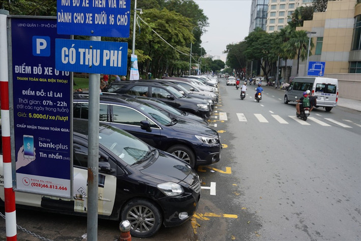 Trung bình giá giữ mỗi xe máy trong thời điểm Tết từ 20.000 đồng – 50.000 đồng. Xe ô tô sẽ rất khó có thể tìm được chỗ đỗ trong dịp này, nếu có thì thường ở mức rất cao từ 200.000 - 300.000 đồng/lượt. Nguồn ảnh: Internet.