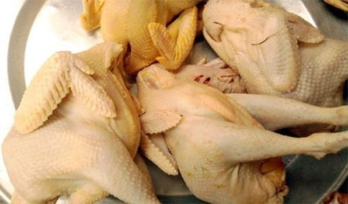 Thịt gà là thực phẩm không thể thiếu trong ngày Tết. Với loại thịt gà làm sẵn nên chọn loại có màu sắc tự nhiên, da kín, không có vết bầm.