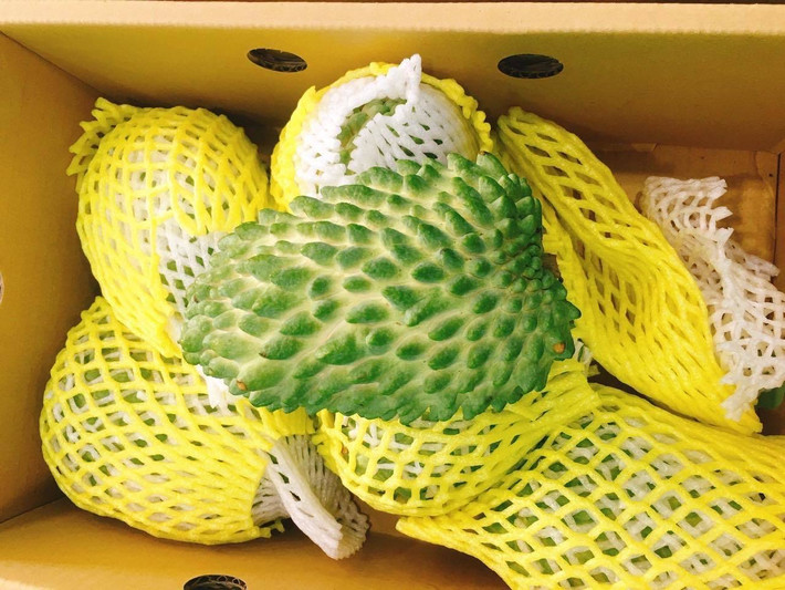 Không quá đắt so với các loại trái cây nhập khầu khác nhưng na dai vị sầu riêng ít nơi bán nên khách đặt mua thường phải chờ.