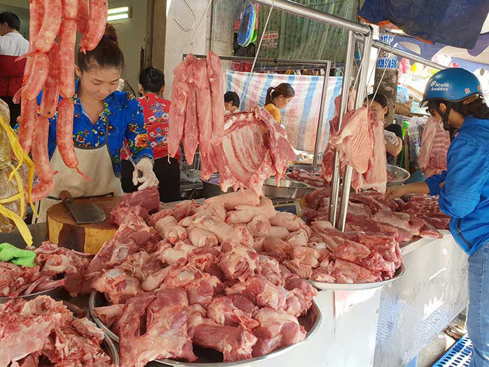Khoảng 2 tháng nay, do ảnh hưởng của đợt tăng giá thịt lợn, nhiều mặt hàng thực phẩm liên quan đến thịt lợn tăng giá mạnh. Không chỉ vậy, các mặt hàng thực phẩm cũng đồng loạt tăng từ 5% - 10% theo giá thịt lợn.