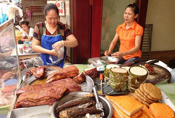Giá heo tăng chóng mặt khiến nhiều bà nội trợ đau đầu khi đi chợ. Để đối phó với "bão giá", nhiều chị em bày cách bỏ công chế biến những món công phu hơn, giúp tiết kiệm chi phí.