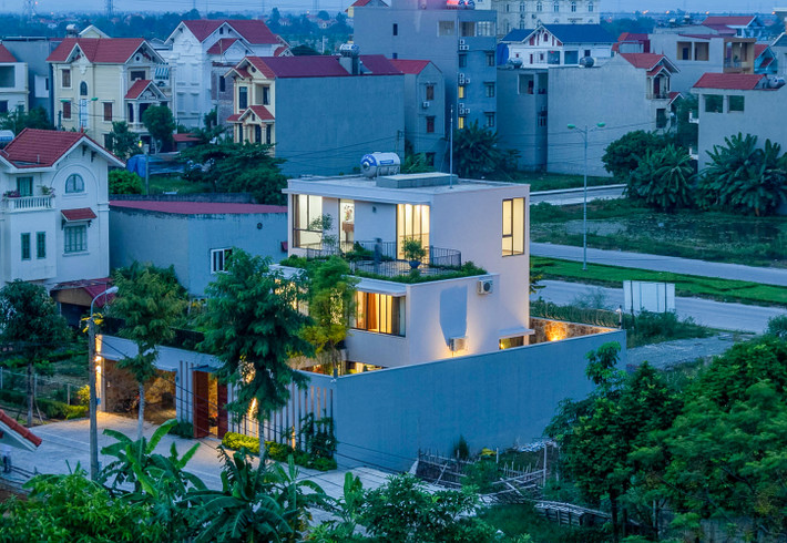 Nếu nhìn từ bên ngoài vào, ngôi nhà như một khu vườn bậc thang.