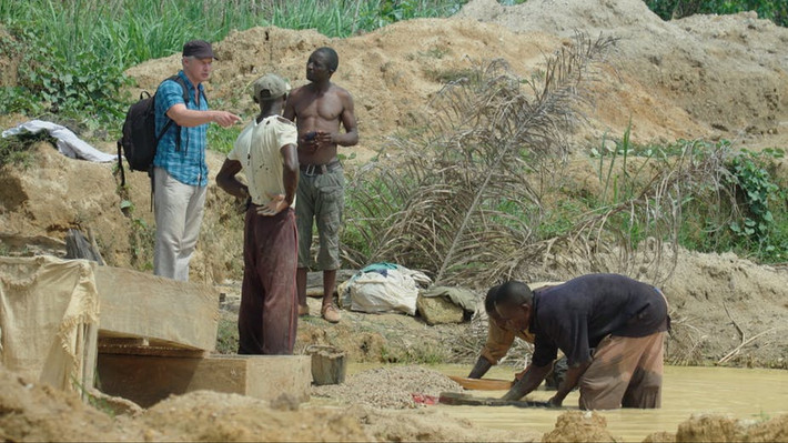 Ở Sierra Leone, tỷ lệ người nghèo gần chạm mức 70%. Vì vậy, việc đi “săn” kim cương chính là tia hy vọng cuối cùng của họ.
