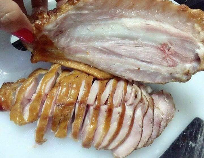 Thịt ngỗng Nga hun khói đã xuất hiện tại Việt Nam vài năm gần đây. Tuy nhiên, gần Tết năm nay, loại đặc sản này mới được rao bán rầm rộ trên "chợ mạng" vớ số lượng lớn.