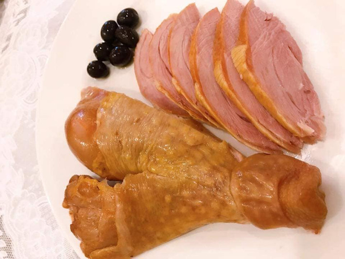 Hơn nữa, các bà nội trợ ưa thích bởi dễ chế biến, có thể thái ra ăn ngay, cho vào lò vi sóng quay qua cho nóng hoặc áp chảo.
