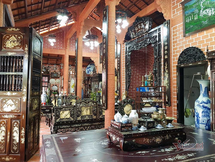 Tòan bộ thiết kế bản vẽ, tính toán kỹ thuật và phác họa từng chi tiết căn nhà đều do ông Buôl thực hiện. Ảnh: Vietnamnet.