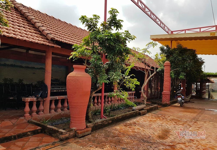 Ông Buôl tiết lộ tổng chi phí xây dựng và trang trí nội thất để hoàn thiện ngôi nhà phủ gốm đó khoảng gần 5 tỷ đồng.