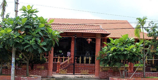 Ông Nguyễn Văn Buôl (60 tuổi, ngụ phường 5, TP.Vĩnh Long, tỉnh Vĩnh Long) – một nghệ nhân có thâm niên gần 30 năm trong nghề làm gốm đỏ là chủ nhân của ngôi nhà bằng gốm có một không ở miền Tây. Ảnh: Vietnamnet.