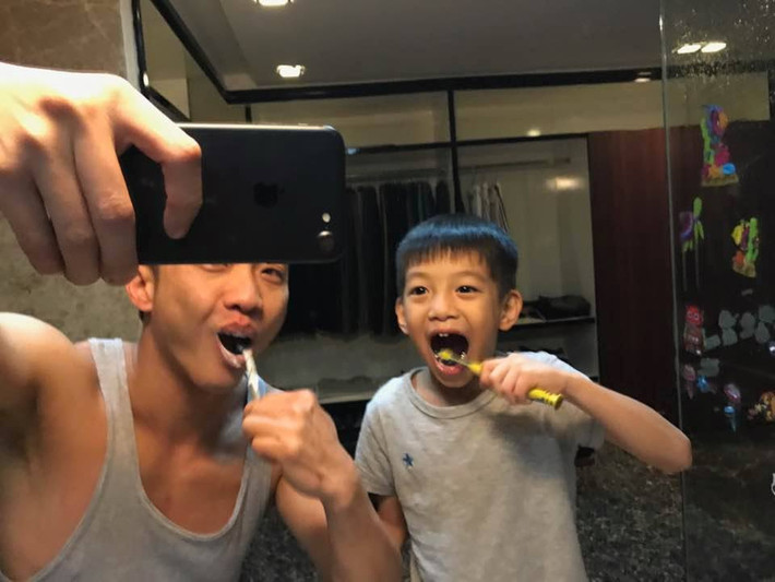 Trong phòng ngủ, Cường Đô La lát sàn gạch đá, sử dụng nhiều tấm kính và gương tạo cảm giác thoáng rộng hơn.