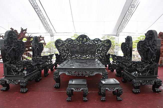 Chủ nhân cho biết đây là bộ bàn ghế làm hoàn toàn bằng gỗ thạch mun hàng trăm năm tuổi. Ảnh: Dân Việt.