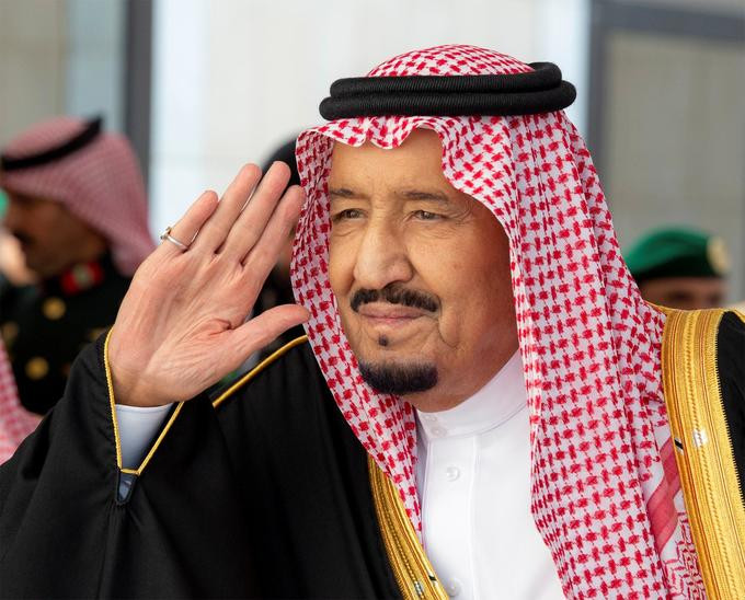 Hoàng gia Al Saud hiện sở hữu tổng tài sản 100 tỷ USD nhờ các khoản tích lũy mà các thành viên của gia đình ước tính đã nhận được trong vòng 50 năm qua từ Royal Diwan, văn phòng điều hành của nhà Vua.