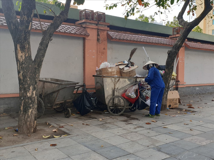 Do chưa chuyển rác đi được ngay nên nhiều chỗ công nhân vệ sinh phải tập kết rác trên xe, sau đó dùng bạt để che rác lại.